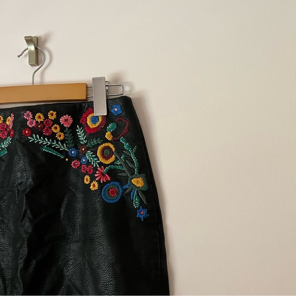 Embroidered faux leather skirt in black size XS- Zara - Picture 2 of 8